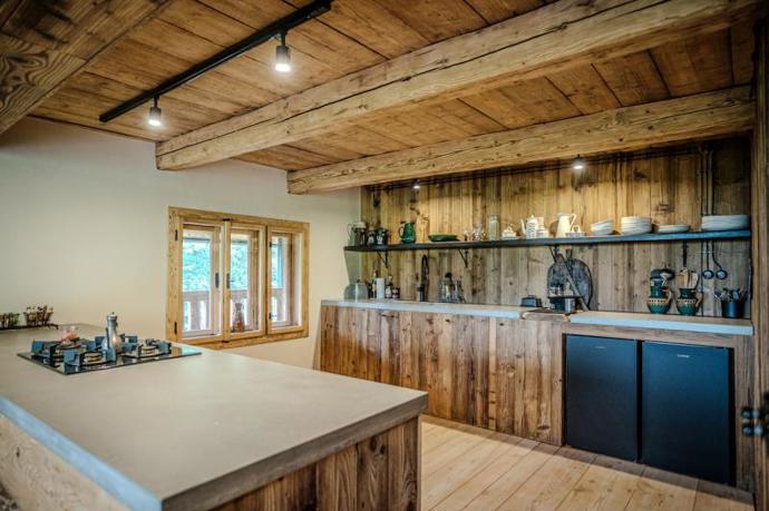 Vnitřní prostor Pytlorky kombinuje moderní design s tradičními prvky dřeva ladícími s okolní přírodou. 
