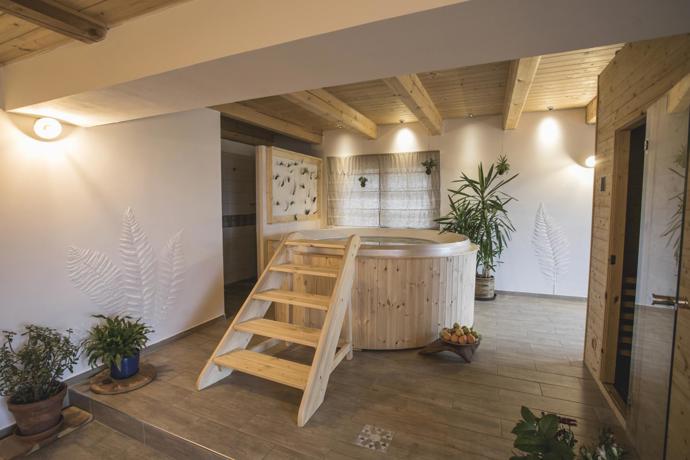 Součástí je i privátní wellness s vířivkou a saunou.
Součástí je i privátní wellness s vířivkou a saunou.