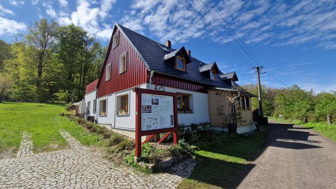 Červený štít byl inspirován tradiční architekturou regionu a trochu i Finskem.
Červený štít byl inspirován tradiční architekturou regionu a trochu i Finskem.