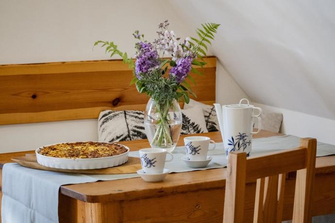 V interiéru najdete dřevěný nábytek od místních řemeslníků i české sklo a porcelán.
V interiéru najdete dřevěný nábytek od místních řemeslníků i české sklo a porcelán.