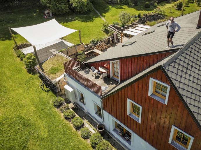 Červený štít byl inspirován tradiční architekturou regionu a trochu i Finskem.
Červený štít byl inspirován tradiční architekturou regionu a trochu i Finskem.