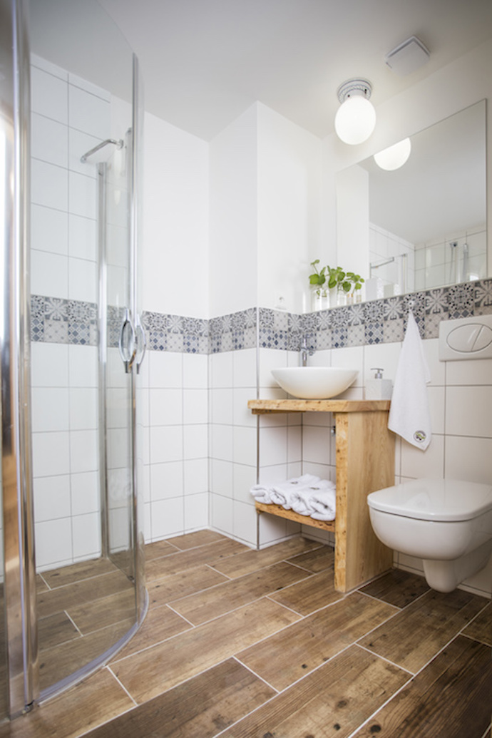 Pro hosty je k dispozici čtveřice stylově zařízených apartmánů.
Pro hosty je k dispozici čtveřice stylově zařízených apartmánů.