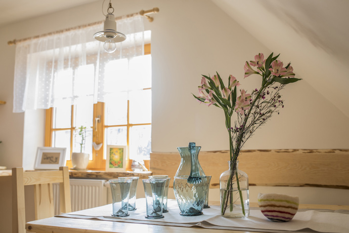 V interiéru najdete dřevěný nábytek od místních řemeslníků i české sklo a porcelán.
V interiéru najdete dřevěný nábytek od místních řemeslníků i české sklo a porcelán.