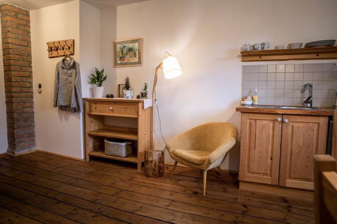Pro hosty je k dispozici čtveřice stylově zařízených apartmánů.
Pro hosty je k dispozici čtveřice stylově zařízených apartmánů.