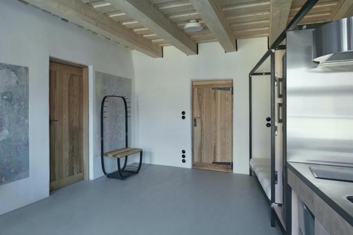 Šedý apartmán se nachází v prvním patře v hlavní části domu.
