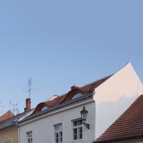 Budova stojící v bývalé židovské čtvrti Mikulova má kořeny hluboko v minulosti. Zcela jistě stál již na konci 16. století a v roce 1791 bylo domu přiděleno číslo popisné.
Budova stojící v bývalé židovské čtvrti Mikulova má kořeny hluboko v minulosti. Zcela jistě stál již na konci 16. století a v roce 1791 bylo domu přiděleno číslo popisné.