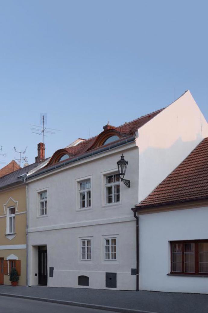 Budova stojící v bývalé židovské čtvrti Mikulova má kořeny hluboko v minulosti. Zcela jistě stál již na konci 16. století a v roce 1791 bylo domu přiděleno číslo popisné. 
