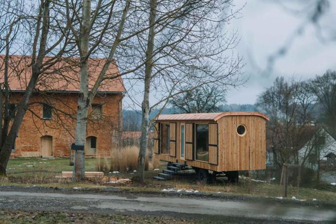 Novinkou je na místě sauna s výhledem do zeleně, kde se můžete trochu prohřát, uvolnit tělo i mysl a užít si klid přírody. 
