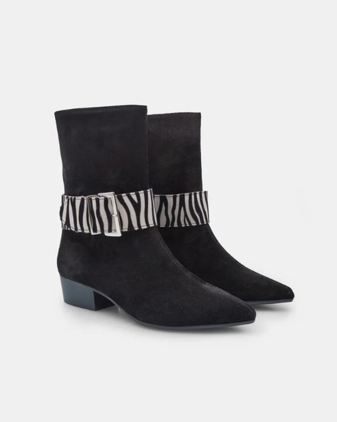 Elegantní kozačky se zvířecí přezkou, Baťa, 2 399 Kč
