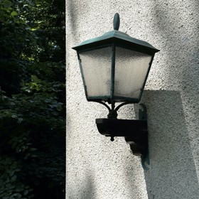 Jen pár kilometrů za Prahou stojí na pozemku o rozloze více než 5000 metrů čtverečních půvabná vila s hřejivou historií. Postavena byla v roce 1938 kdy měl být jejím majitelem protektorátní politik a ministr spravedlnosti Jaroslav Krejčí. Ten nechal vilu postavit svým rodičům.
Jen pár kilometrů za Prahou stojí na pozemku o rozloze více než 5000 metrů čtverečních půvabná vila s hřejivou historií. Postavena byla v roce 1938 kdy měl být jejím majitelem protektorátní politik a ministr spravedlnosti Jaroslav Krejčí. Ten nechal vilu postavit svým rodičům.
