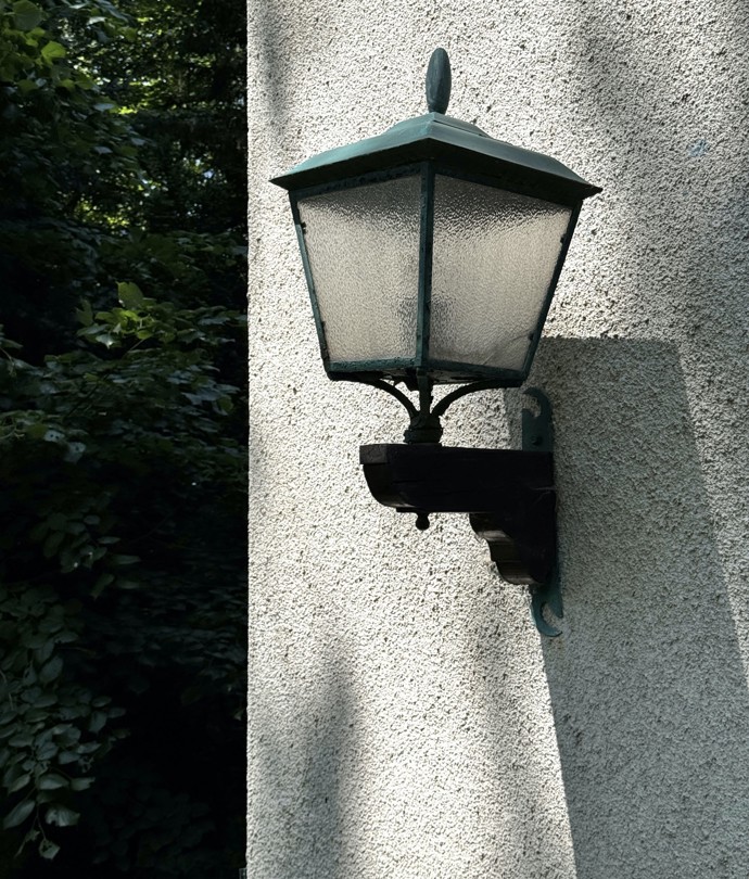 Jen pár kilometrů za Prahou stojí na pozemku o rozloze více než 5000 metrů čtverečních půvabná vila s hřejivou historií. Postavena byla v roce 1938 kdy měl být jejím majitelem protektorátní politik a ministr spravedlnosti Jaroslav Krejčí. Ten nechal vilu postavit svým rodičům.
Jen pár kilometrů za Prahou stojí na pozemku o rozloze více než 5000 metrů čtverečních půvabná vila s hřejivou historií. Postavena byla v roce 1938 kdy měl být jejím majitelem protektorátní politik a ministr spravedlnosti Jaroslav Krejčí. Ten nechal vilu postavit svým rodičům.