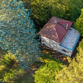 Na stránkách realitní kanceláře XREAL je na prodej unikátní kus české historie, prvorepubliková vila z roku 1938, v nichž se v roce 1966 skrýval pod falešným jménem legendární Che Guevara. Romantické sídlo u Prahy vás zaujme nejen svou architekturou a rozlehlým parkem, ale i tajemnou minulostí.
Na stránkách realitní kanceláře XREAL je na prodej unikátní kus české historie, prvorepubliková vila z roku 1938, v nichž se v roce 1966 skrýval pod falešným jménem legendární Che Guevara. Romantické sídlo u Prahy vás zaujme nejen svou architekturou a rozlehlým parkem, ale i tajemnou minulostí.