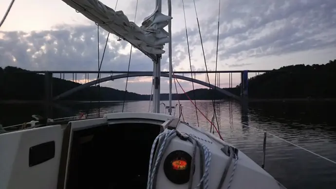 Začínáte s jachtařením, nebo se už nějaký ten čas plavíte a rádi byste načerpali nové vědomosti? Tak se přihlaste do kurzu jachtingu na Orlíku.
