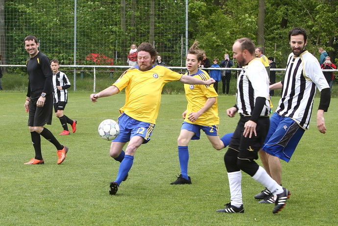 Herec s chutí hrával fotbal
Herec s chutí hrával fotbal