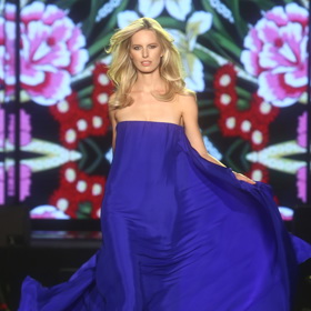 Karolína strčí do kapsy i o polovinu mladší modelky
