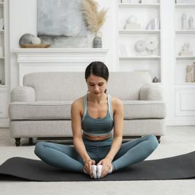 Motýlek (Baddha Konasana)
Otevírá oblast pánve a uvolňuje napětí, které se zde často ukládá. Pomáhá zlepšit prokrvení a může přispět k celkovému uvolnění organismu. V kombinaci s klidným dechem působí velmi zklidňujícím dojmem.
