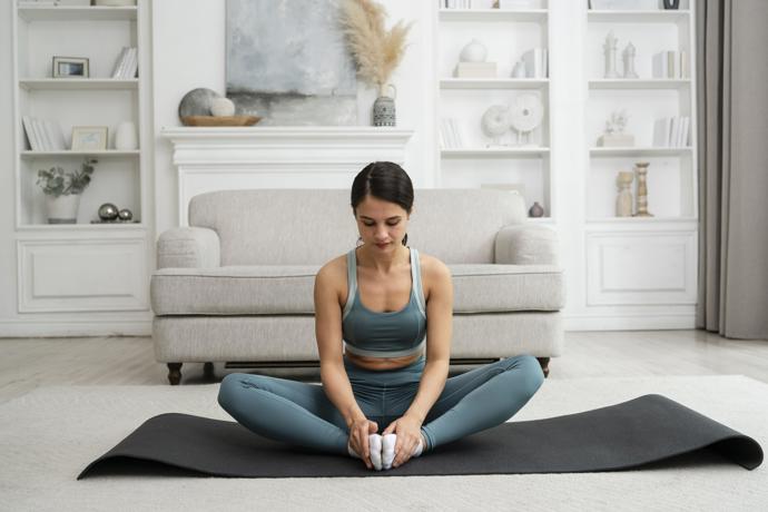 Motýlek (Baddha Konasana)
Otevírá oblast pánve a uvolňuje napětí, které se zde často ukládá. Pomáhá zlepšit prokrvení a může přispět k celkovému uvolnění organismu. V kombinaci s klidným dechem působí velmi zklidňujícím dojmem.
