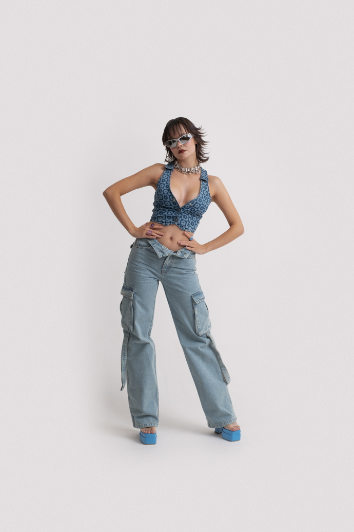 Mírné oversized v cargo stylu a přiléhavém crop-topu.
