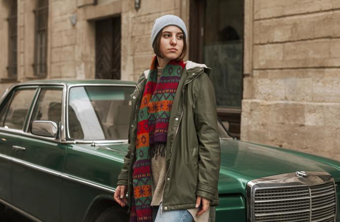 Khaki parka patří ke stálicím, které se spolehlivě každý podzim vrací. Pokud ji doplníte výraznou šálou nebo šátkem, získáte originální podzimní outfit do města. 
