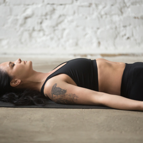 Pozice mrtvoly (Savasana)
Základní relaxační pozice, která učí tělo hlubokému uvolnění. Při vědomém dýchání pomáhá snižovat stres a napětí, které zhoršují hormonální nerovnováhu. Ideální na závěr každé sestavy.
Pozice mrtvoly (Savasana)
Základní relaxační pozice, která učí tělo hlubokému uvolnění. Při vědomém dýchání pomáhá snižovat stres a napětí, které zhoršují hormonální nerovnováhu. Ideální na závěr každé sestavy.