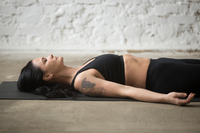 Pozice mrtvoly (Savasana)
Základní relaxační pozice, která učí tělo hlubokému uvolnění. Při vědomém dýchání pomáhá snižovat stres a napětí, které zhoršují hormonální nerovnováhu. Ideální na závěr každé sestavy.

