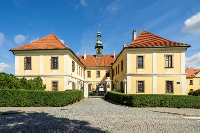 Kladenský zámek s expozicí věnovanou Zdeňku Milerovi, autorovi legendárního Krtka.
