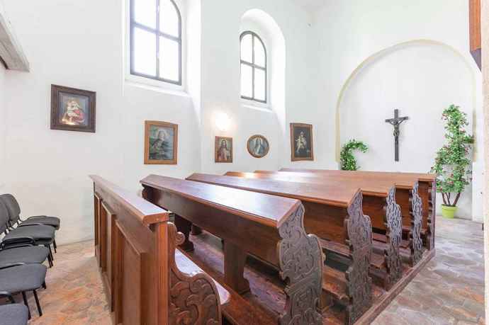 Později prošel zámek klasicistními úpravami, které mu dodaly elegantní charakter. Od roku 1997 je majitel Dr. Jan Nepomuk Berwid-Buquoy, který jej zrekonstruoval a zpřístupnil veřejnosti. 
