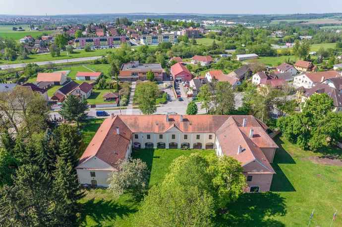 Rozloha pozemku činní cca 1,1 ha a momentálně je v nabídce realitní kanceláře Re/Max za 29 000 000 korun. 

