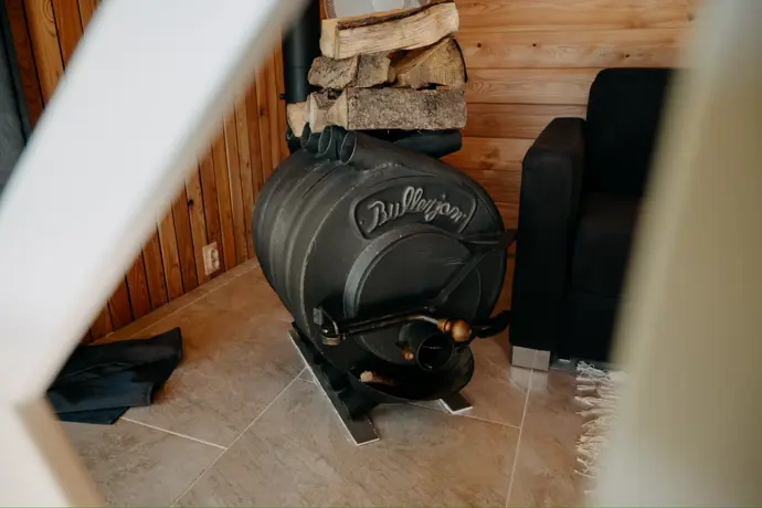 K podlahovému topení si hosté mohou přitopit ve stylových kamnech.
