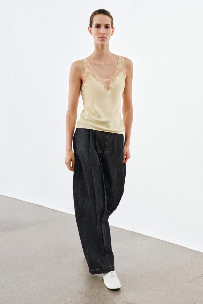 Top s krajkou, Zara, 849 Kč
