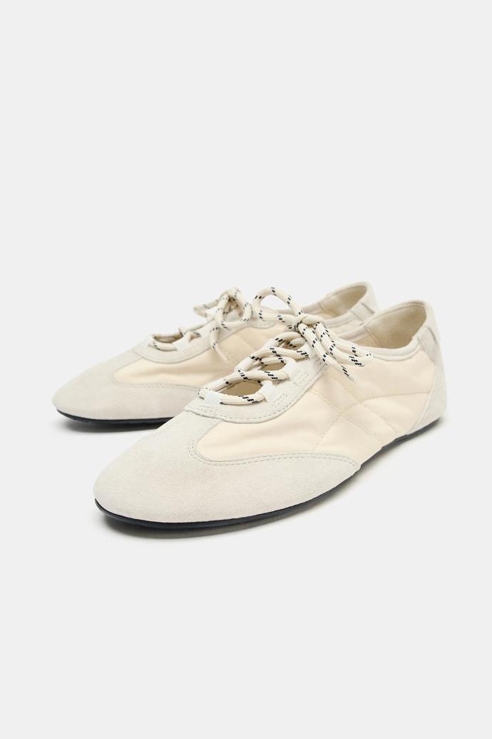 Baleríny s designem tenisek, Zara, 999 Kč
