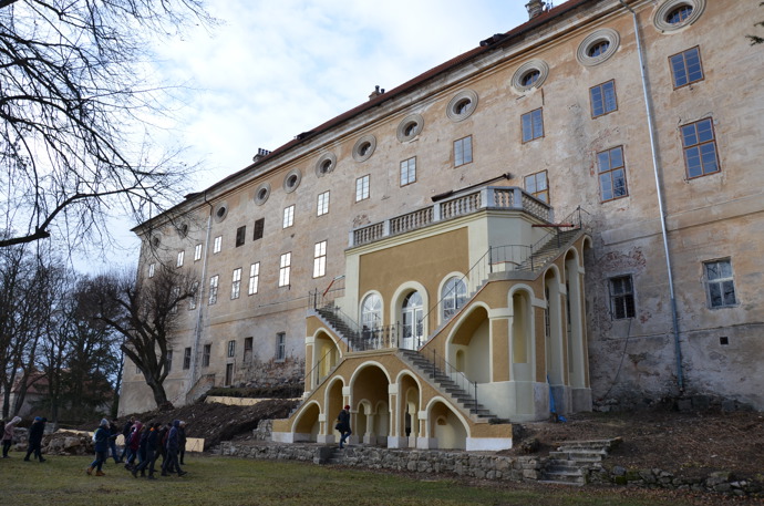 I přes to, že zámek není v úplně dobrém stavu, vypadá stále krásně. 
