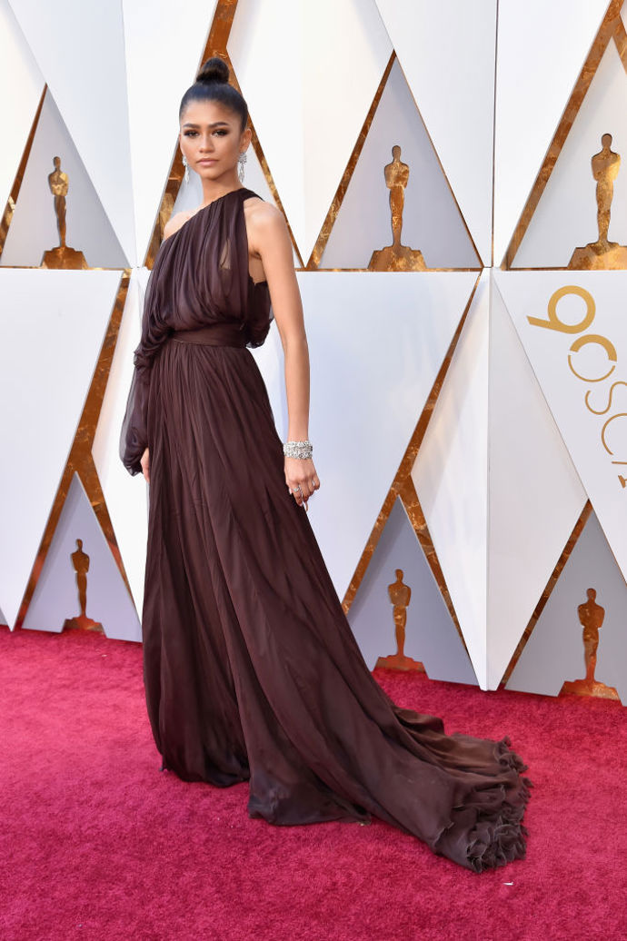 Zendaya v šatech od Giambattisty Valliho, špercích BVLGARI a botách Brian Atwood
