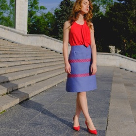 Áčková sukně dokonale tvaruje ženské křivky. Štíhlým ženám vytvaruje boky, ženám s mohutnějšími stehny pomůže nedostatky elegantně zamaskovat a přitáhne pozornost k útlému pasu. 
