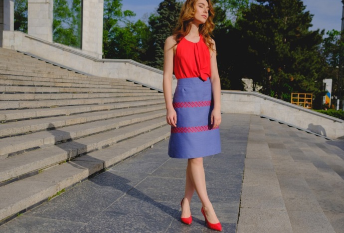 Áčková sukně dokonale tvaruje ženské křivky. Štíhlým ženám vytvaruje boky, ženám s mohutnějšími stehny pomůže nedostatky elegantně zamaskovat a přitáhne pozornost k útlému pasu. 
