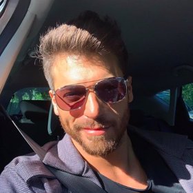 Nový Sandokan divačkám podlamuje kolena.