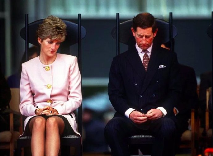 Manželé si byli údajně nevěrní. Od roku 1992 žili odděleně. 