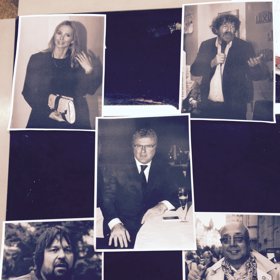 Snímky podezřelých, z nichž měl Hari vybrat tvář člověka, který vše zorganizoval. Ze srandy ukázal na Milana Fridricha z ČT, ale nad Ivanou se mu vyloženě rozklepala ruka a požádal o sklenku vody.