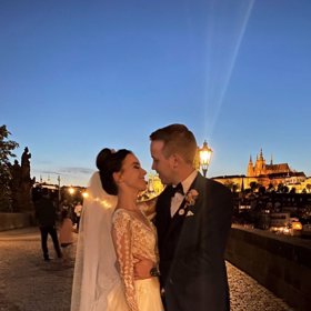 Zhotovili svatební fotografie při procházce noční Prahou.