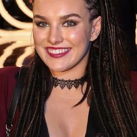 Na hlavě měla dredy a copánky.