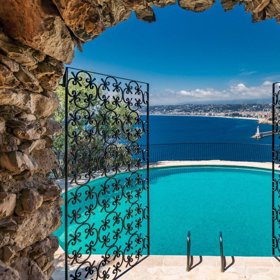 Z oken je nádherný výhled na Středozemní moře a venkovní bazén.