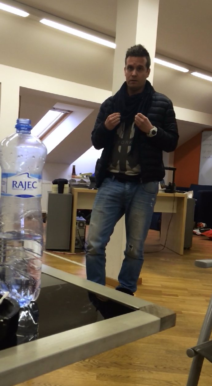 Hari v redakci během líčení, jak ho organizátor a blbeček Kazma do celé akce vtáhl a následně okradl.