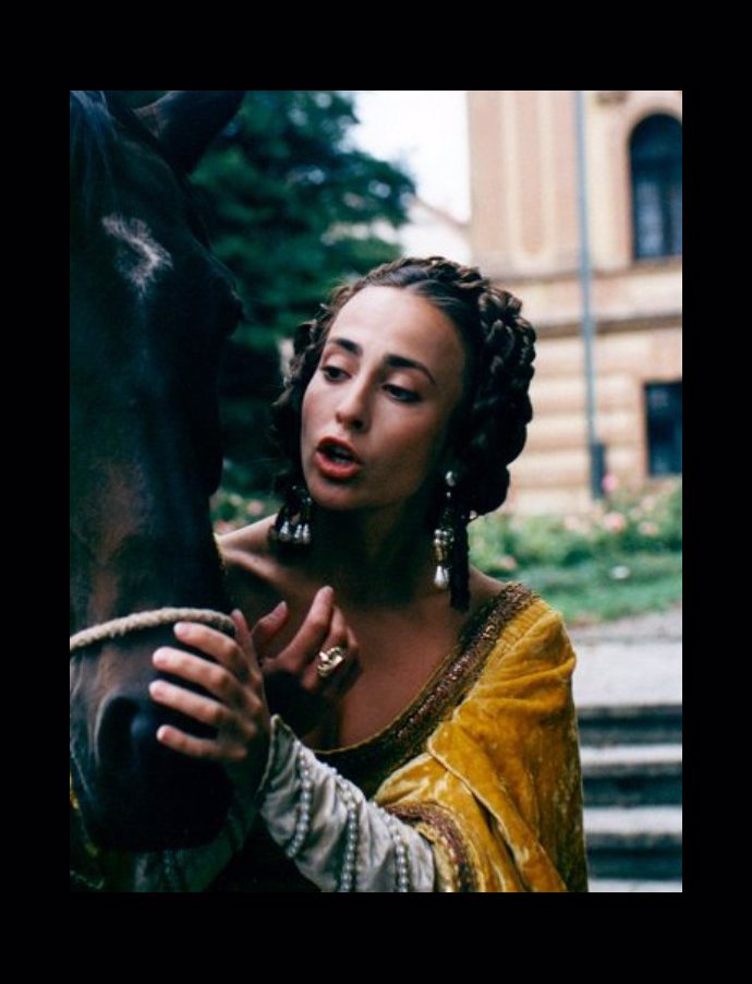 Zahrála si ve snímku Černokněžník.