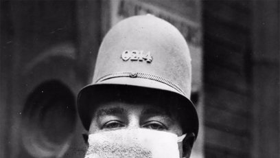 FOTO: Před španělskou chřipkou se rouškami chránili i policisté.