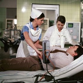 Andrea Čunderlíková, Josef Abrhám a Jana Štěpánková v seriálu Nemocnice na kraji města (1977).