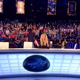 Dojemná byla i návštěva Lucie Borhyová, která se po rozchodu s Michalem Hrdličkou konečně ukázala ve společnosti.