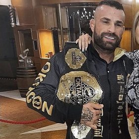 Bývalá playmate je pro Karlose největší oporou.