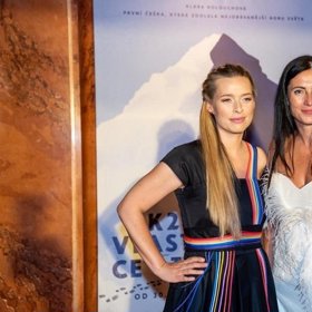 Klára Kolouchová a Jana Počtová na premiéře snímku K2 vlastní cestou.