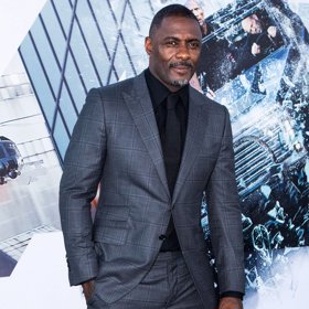 Idris Elba prosí fanoušky o dodržování doporučení vlády.