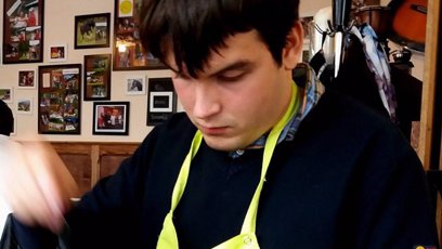 FOTO: V kavárně dělají obsluhu hendikepovaní lidé.